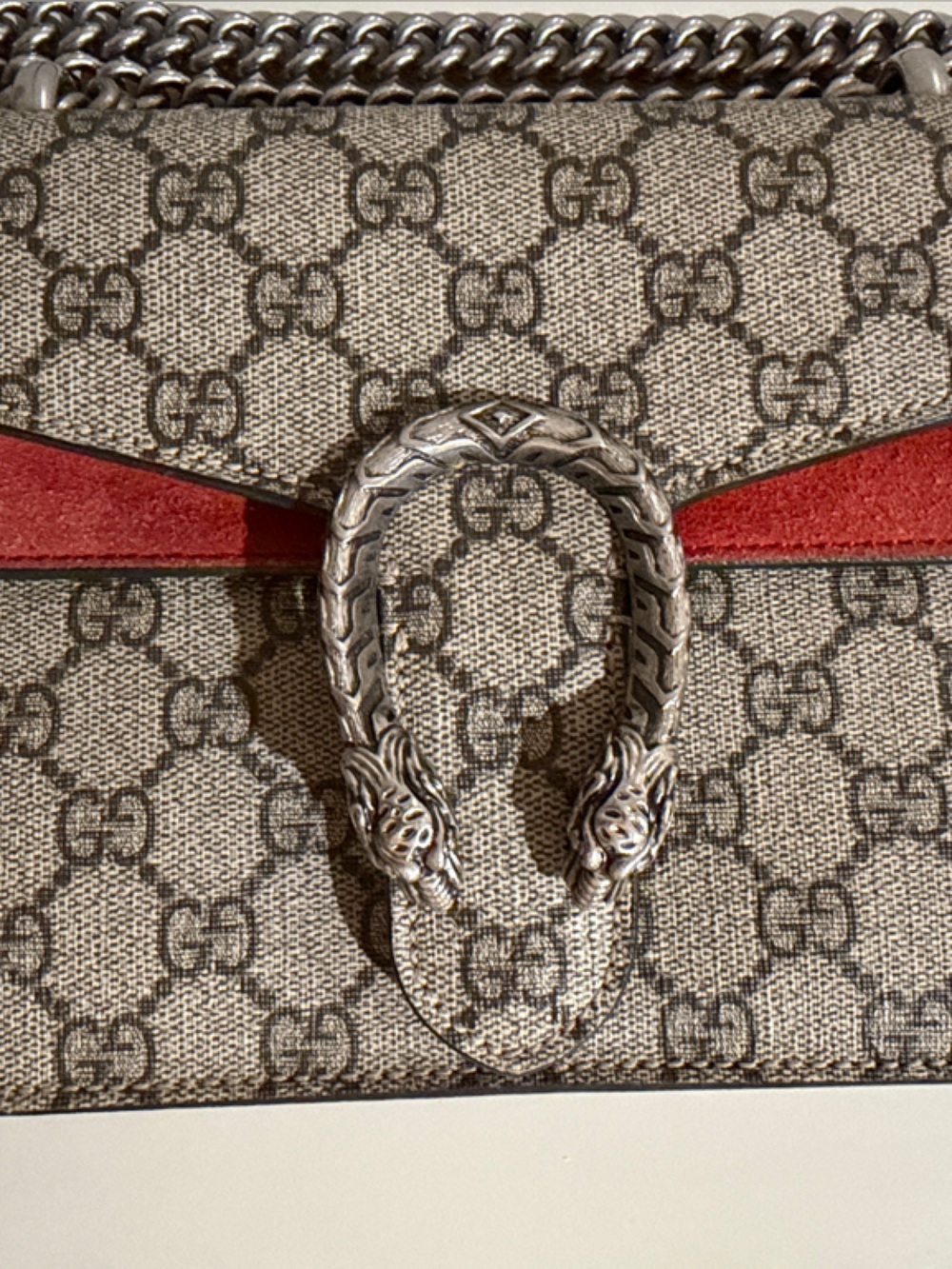 Gucci Beige GG Supreme Shoulder Bag with Red Accent - Picture 2 of 8